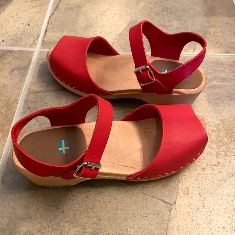 Cute, super versatile, red clog sandals!